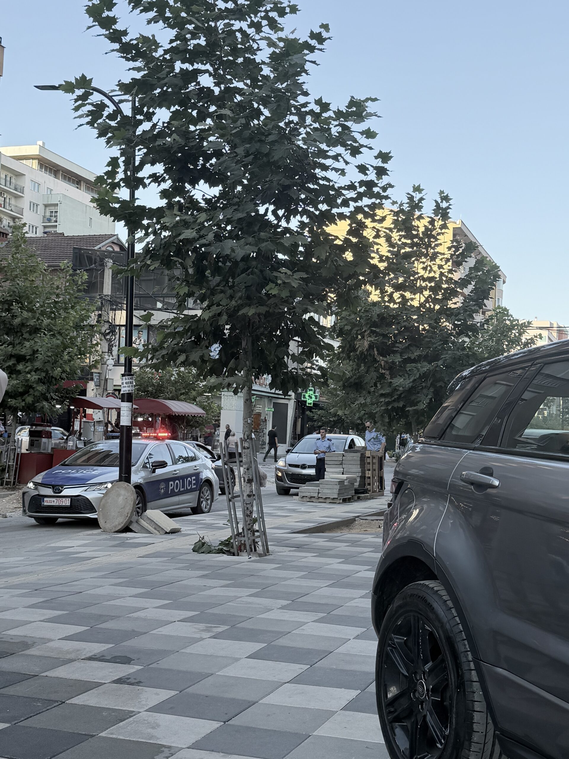 Ndodh edhe kjo në Fushë-Kosovë: Qytetarët gjobiten për një rrugë ku mungojnë shenjat