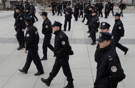 Policia konfiskon dronët e mediave gjatë marshit në Prishtinë