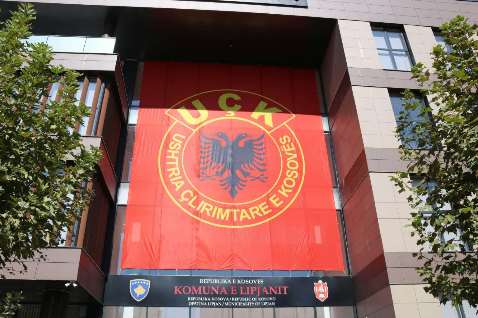 Një flamur gjigant i UÇK-së vendoset në objektin e Komunës së Lipjanit
