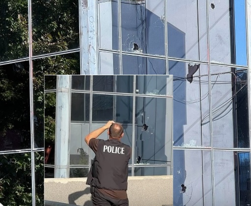Policia po fotografon dëmet e objektit të Qeverisë, nisin hetimet