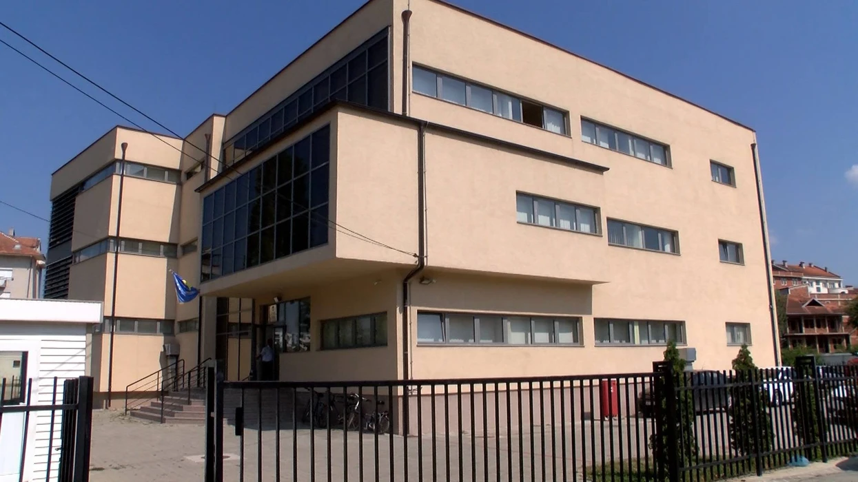 Aktakuzë për falsifikim dokumentesh dhe mashtrim në tenderin e Spitalit të Pejës