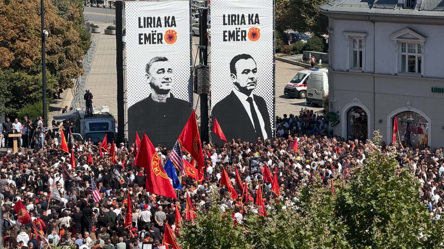 “UÇK, UÇK!”, thirrjet e mijëra protestuesve jehojnë në sheshin e Prishtinës