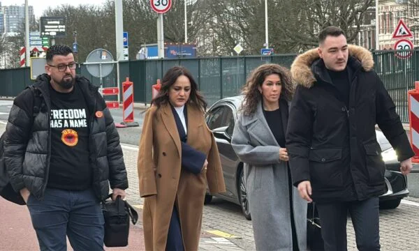 Gruaja e Kadri Veselit konfirmon se kanë marrë ftesë për takim nga Albulena Haxhiu