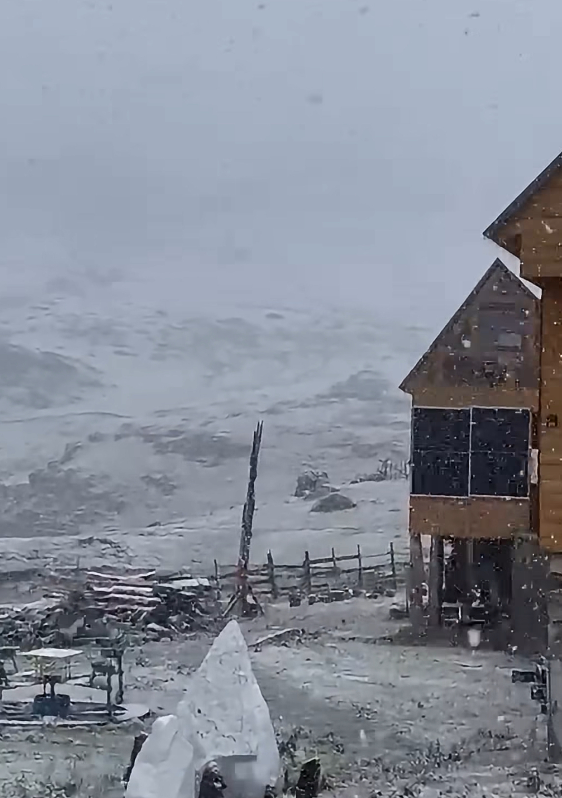 Bora e parë zbardh majat e Alpeve Shqiptare