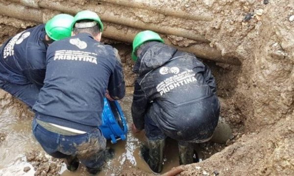 Defekt në një tubacion, ndërpritet furnizimi me ujë në disa zona të Prishtinës