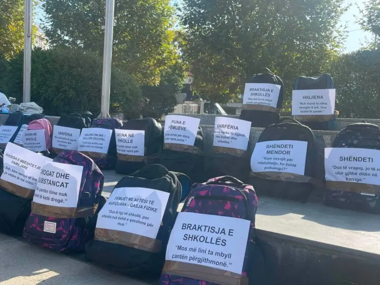 “Çfarë po mbaj në çantë, përveç librave?”, KOMF me aksion në Prishtinë