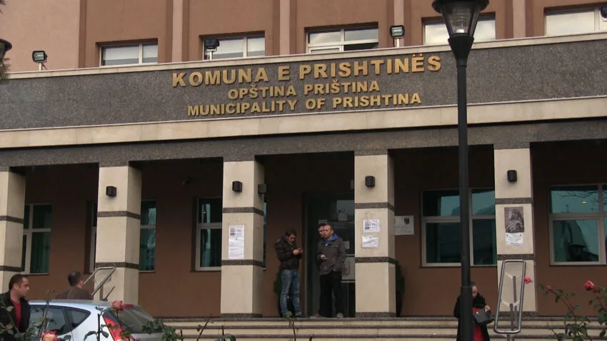 Protesta në hyrje të Prishtinës, vonesa në transportin publik