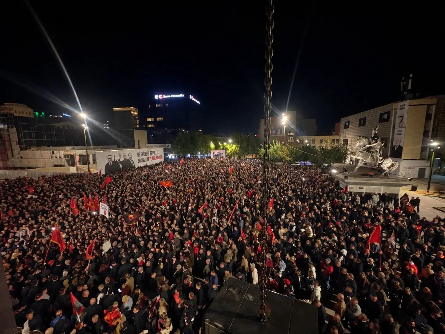 Ermal Fejzullahu e Korab Shaqiri sonte në natën e 15-të të protestës “Jo në emrin tim”