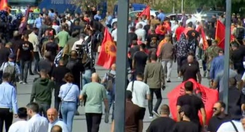 Protestuesit të revoltuar, gjuajnë me gurë drejt ndërtesës së EULEX-it