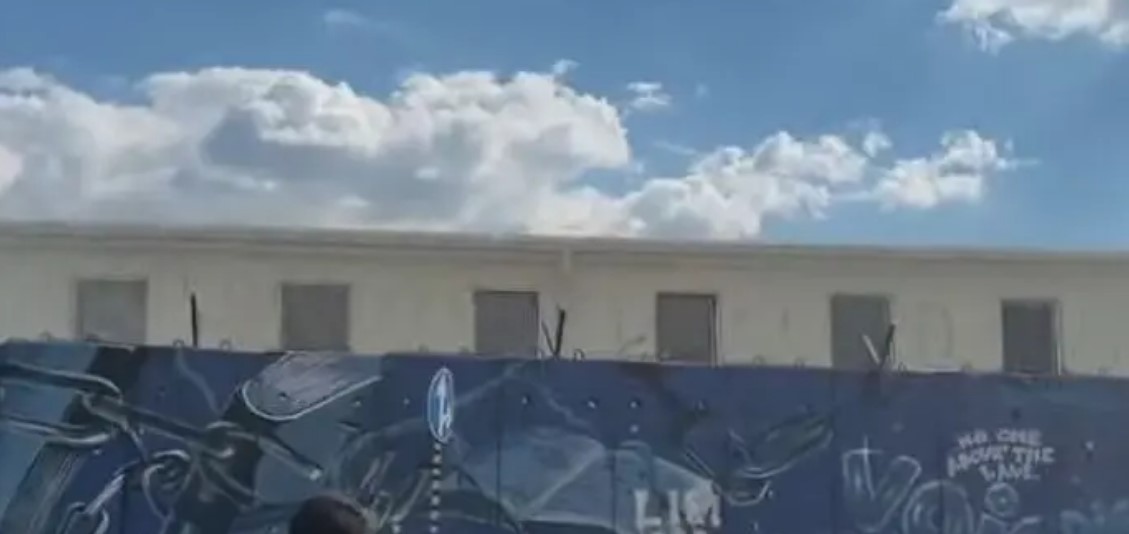 ‘Punëtorët e EULEX-it janë udhëzuar të punojnë nga shtëpia’, protestuesit prej orësh para objektit