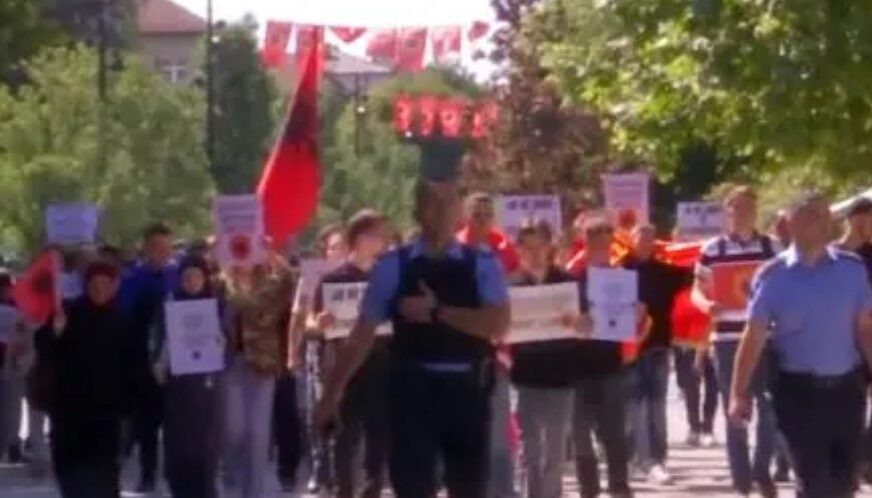 Studentët kundërshtojnë vendimin e Speciales, protestojnë në Prishtinë
