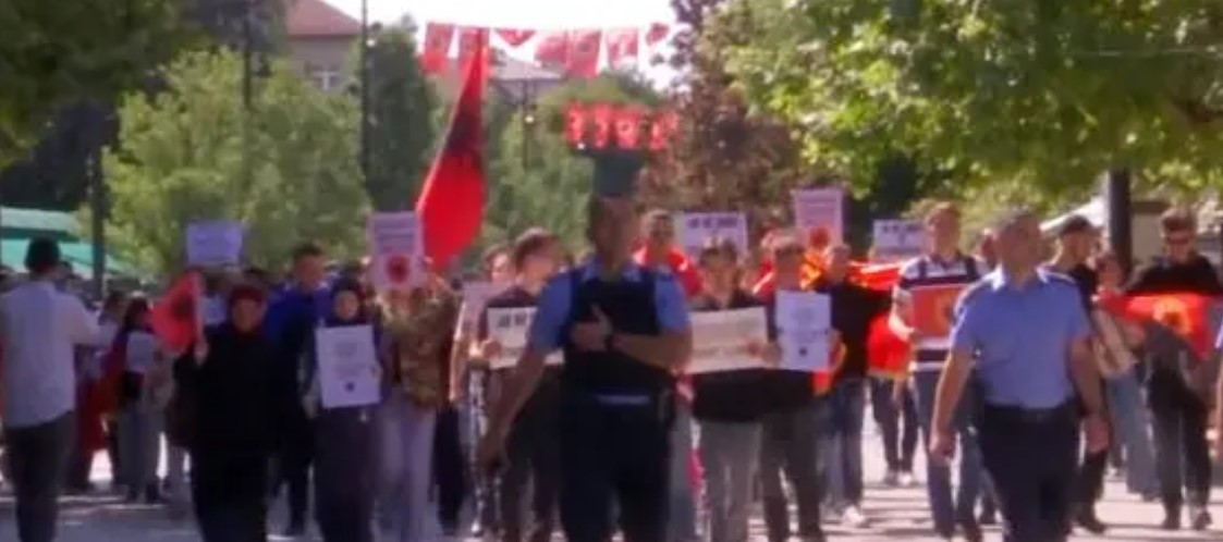 Studentët kundërshtojnë vendimin e Speciales, protestojnë në Prishtinë