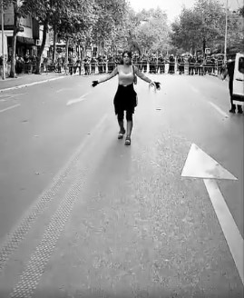 “A jemi në protestë apo në garë për Instagram?” – reagimi i protestueses