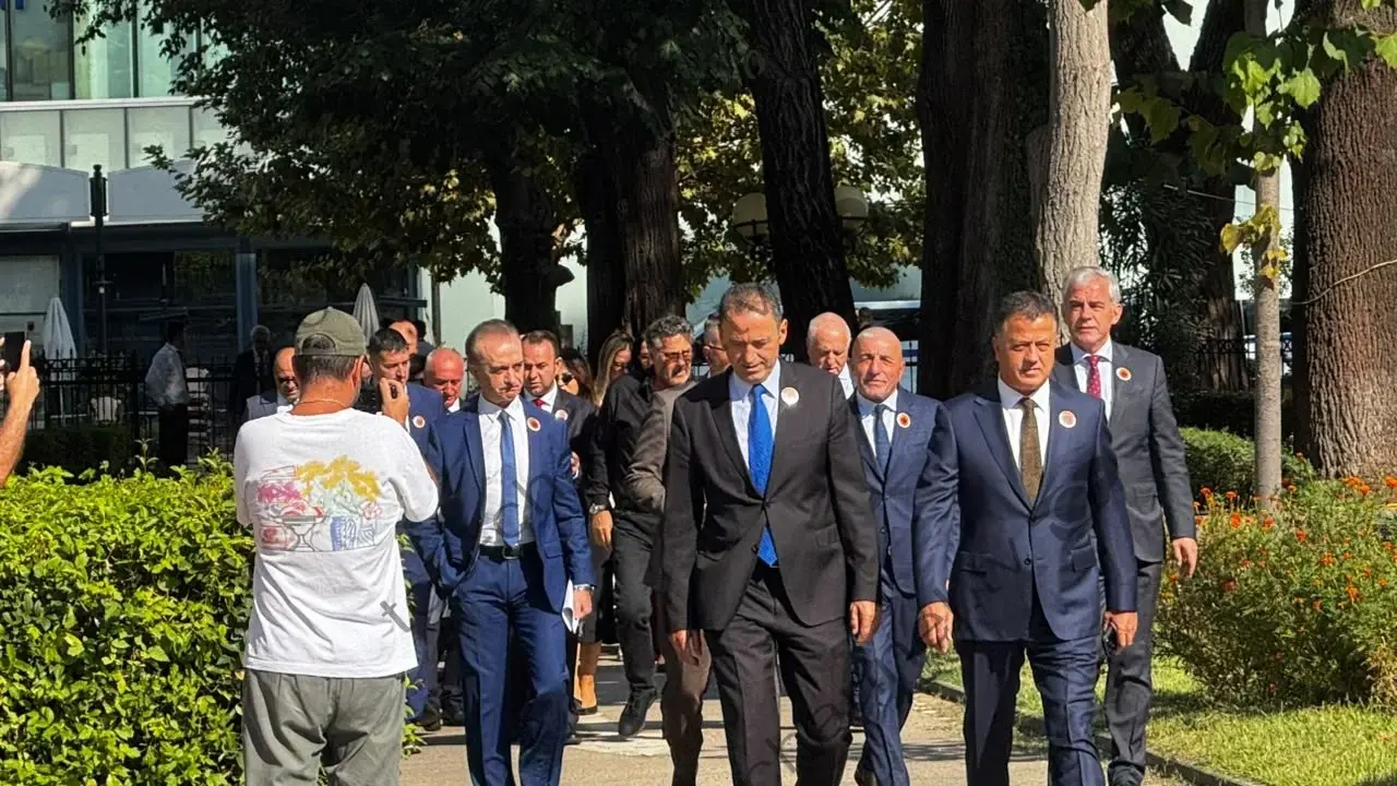 Deputetët e PD-së drejt Kuvendit me stemën e UÇK-së të ‘gdhendur’ në kostume