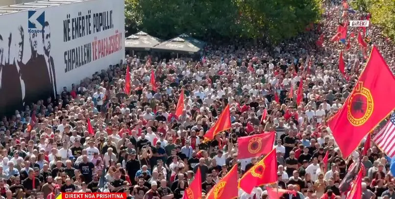 “Rroftë UÇK-ja!”, PDK-ja shpërndan pamje të protestës (VIDEO)