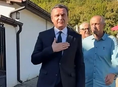 Kurti viziton familjen e Laurent Krasniqit, i shpreh ngushëllime për humbjen tragjike –