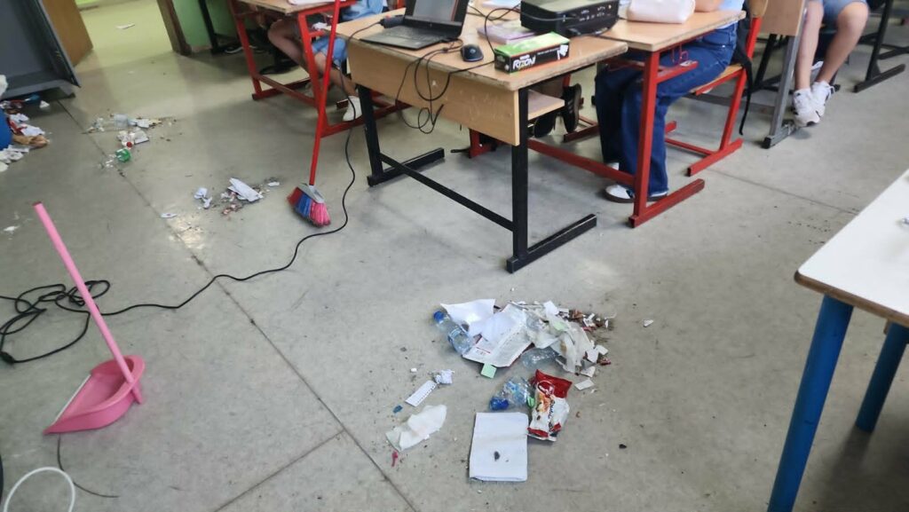 Punëtorët teknik në grevë bërlloku mbulon klasat, prindërit kërcënojnë me bojkot
