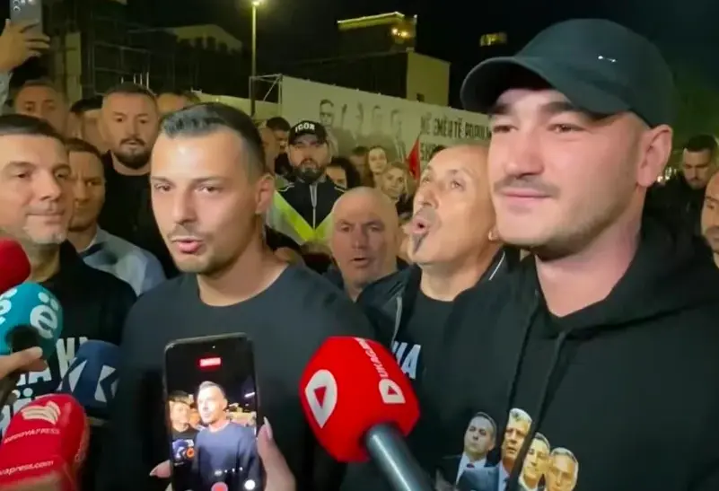 Protestës në Prishtinë për ish-krerët e UÇK-së i bashkohet edhe Memli Krasniqi, Endrit Thaçi dhe Klestor Veseli