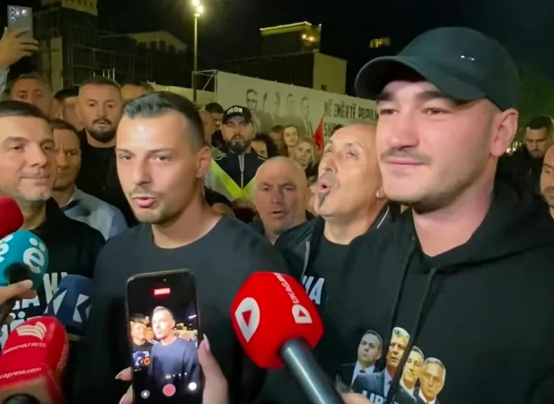 Protestës në Prishtinë për ish-krerët e UÇK-së i bashkohet edhe Memli Krasniqi, Endrit Thaçi dhe Klestor Veseli