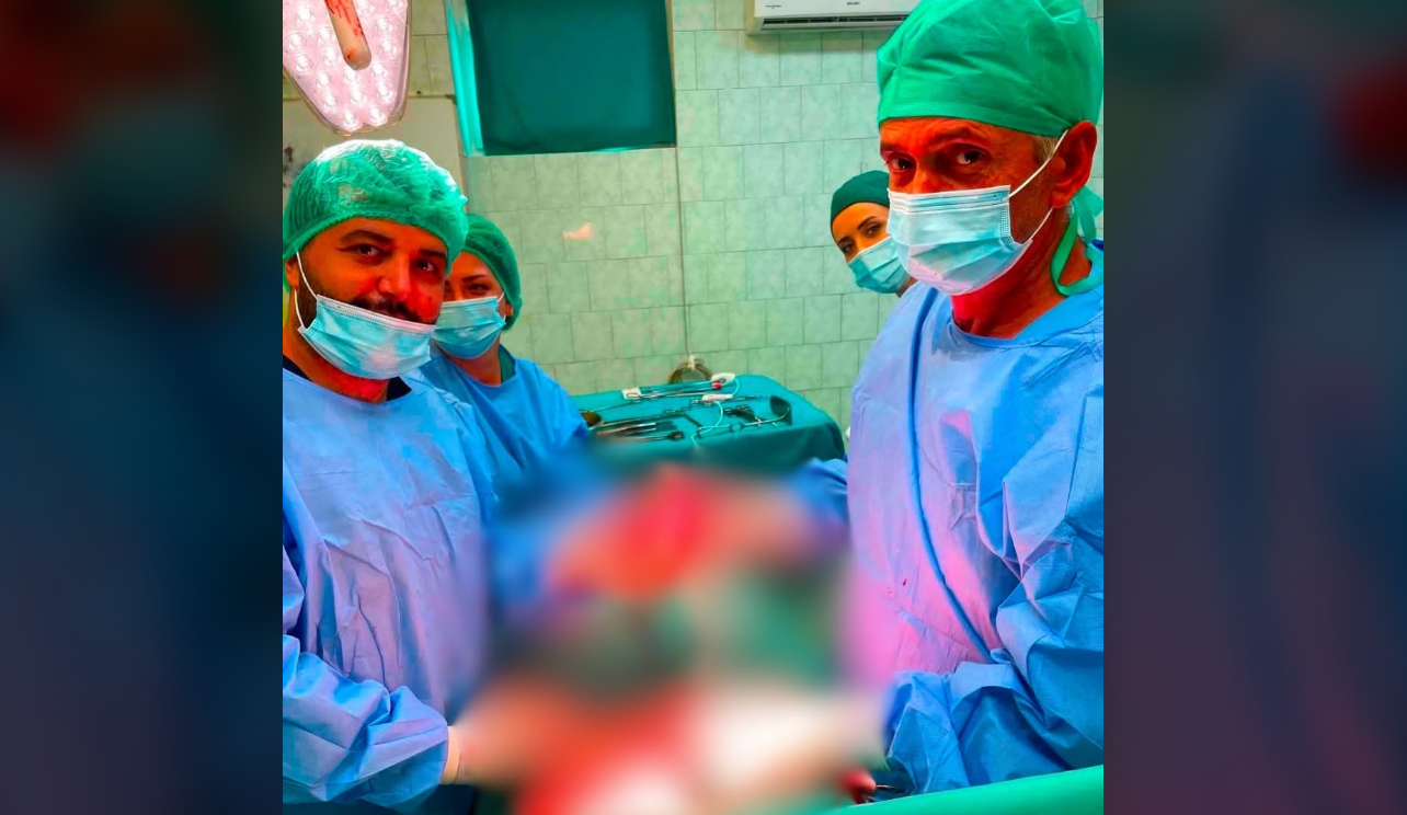 Ndërhyrje e rrallë në Pejë, mjekët largojnë tumorin pranë strukturave kryesore vaskulare –