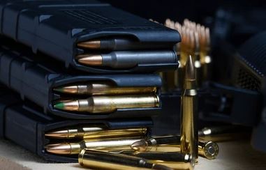 E pazakontë në Vushtrri: 31-vjeçari gjen në mal karikator me 29 fishekë – Policia nis hetimet –