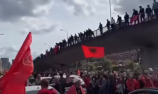 Në prag të aktgjykimit, mijëra shqiptarë mblidhen para Gjykatës Speciale në Hagë –