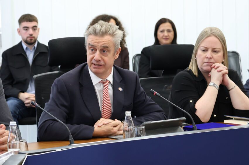 Ambasadori britanik i gëzohet lajmit për Platformën për informim dhe shërbime për komunitetet në Kosovë