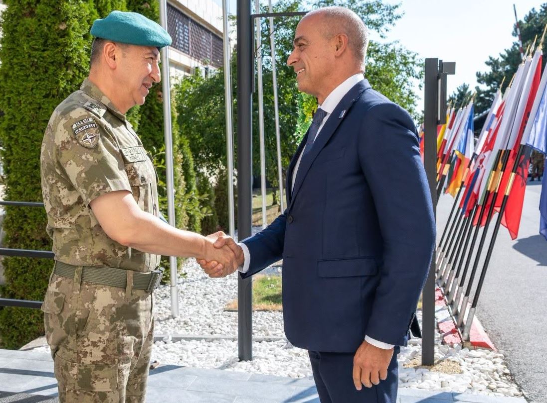Komandanti i KFOR-it pret në takim shefin e ri të EULEX-it –