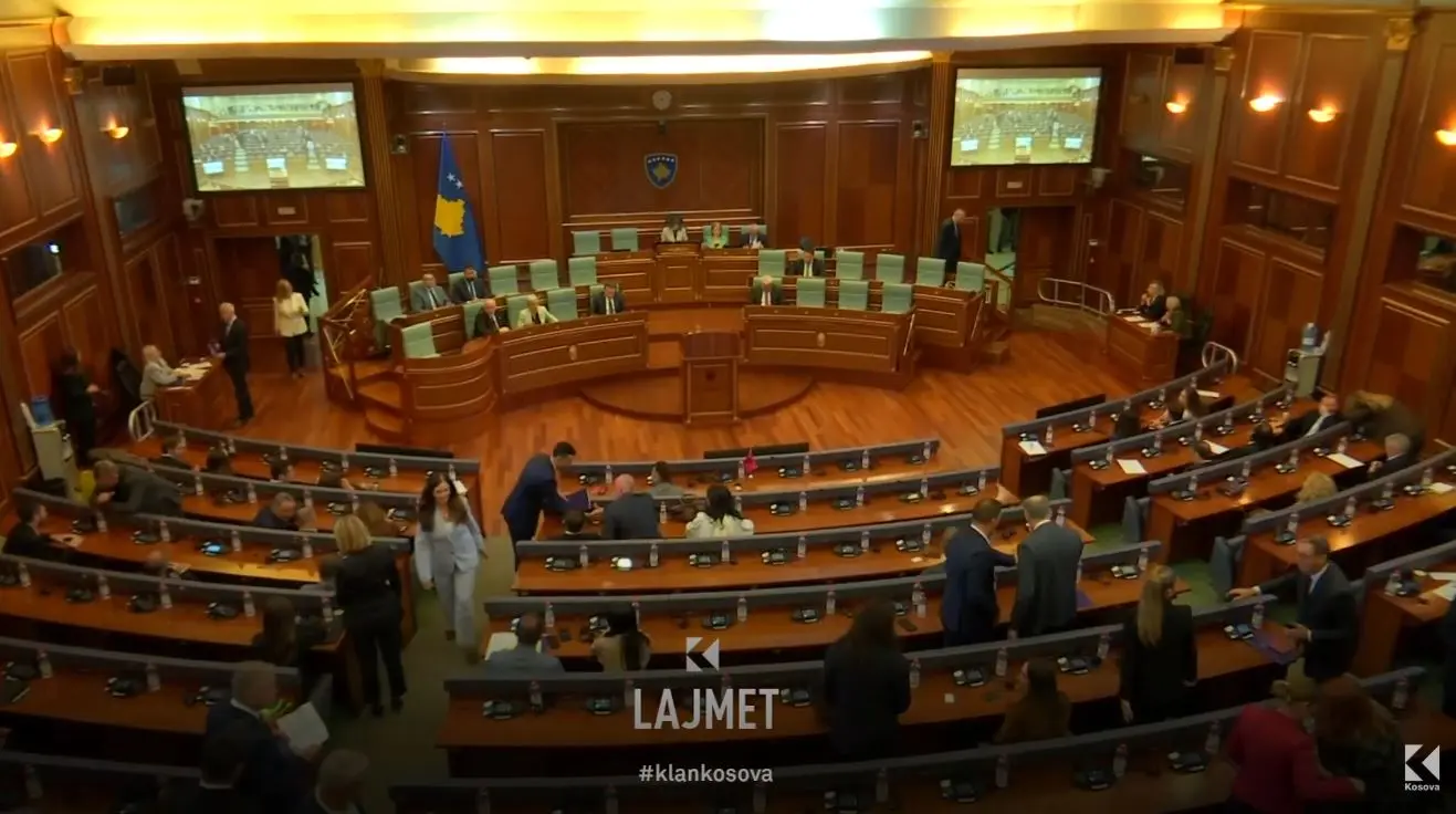 Dënimi i katërshes: UÇK-ja bashkon kuvendin, miratohet deklarata (VIDEO)