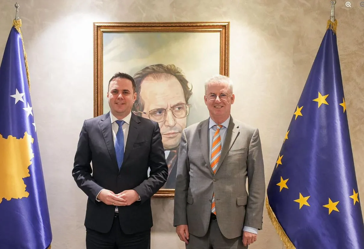 Abdixhiku takon ambasadorin e BE-së, diskutojnë zhvillimet politike dhe funksionalizimin e institucioneve –