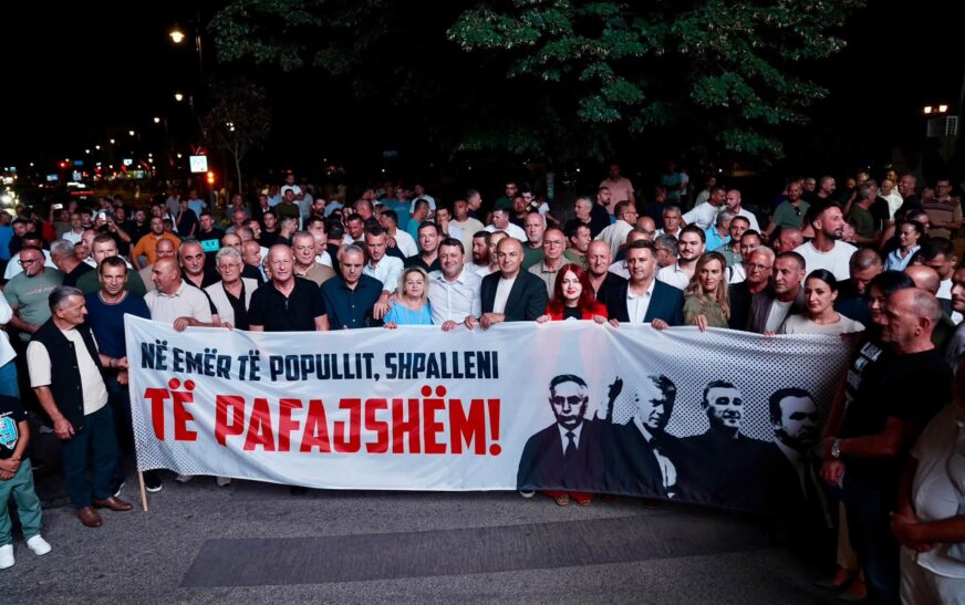 Kërcitja e akrepave deri në atë të çekiçit në Hagë – “Ora e Pritjes” nis edhe në Gjakovë –