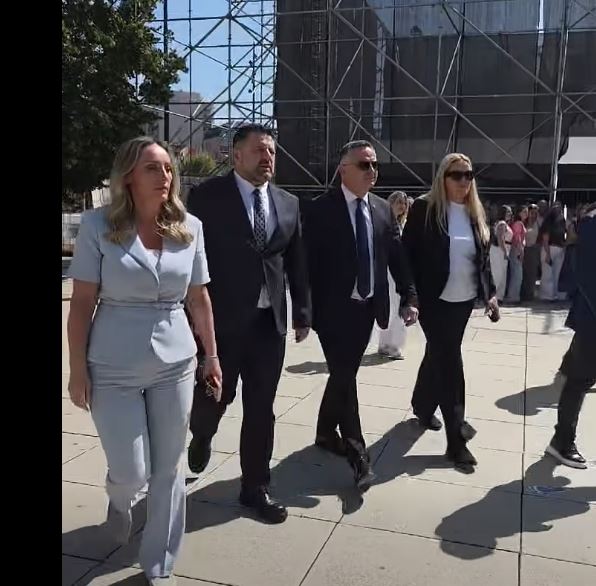 Deputetët e PDK-së e Aleancës i bashkohen protestës në shesh