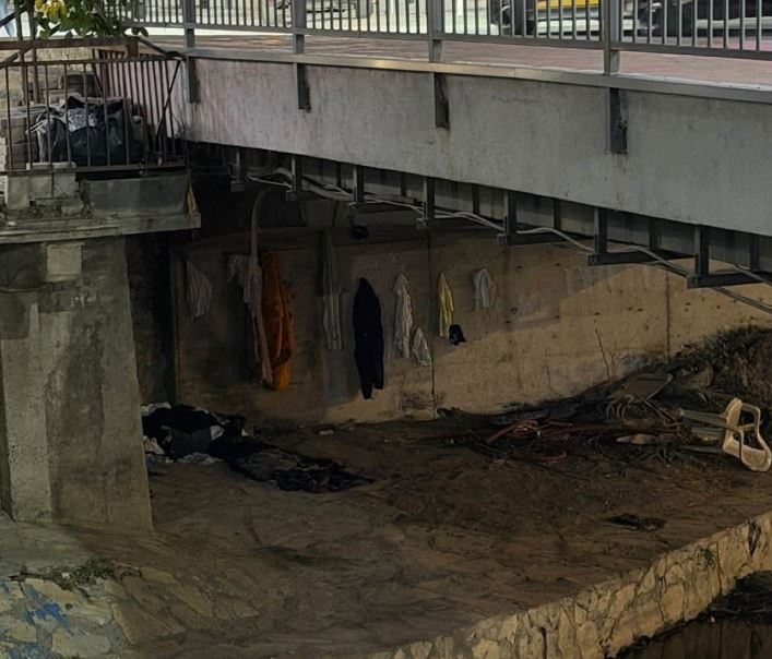 Pamje shqetësuese: Në kushte të rënda, e moshuara jeton nën urën në qendër të Podujevës –