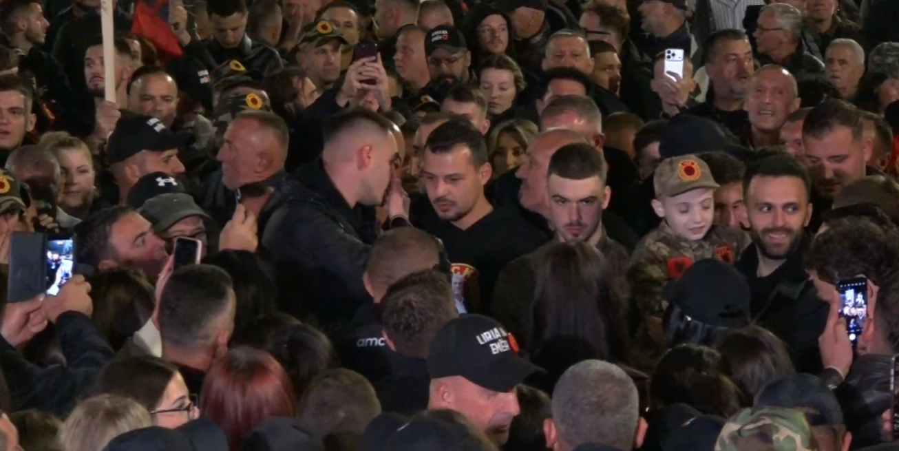 Nis protesta në Prishtinë, numër i madh qytetarësh në shesh – të pranishëm edhe djemtë e katërshes së UÇK-së –