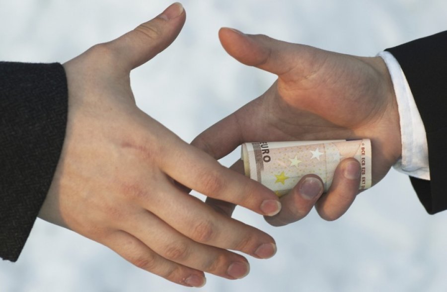 Aktakuzë ndaj dy mjekëve të Vushtrrisë për marrje ryshfeti