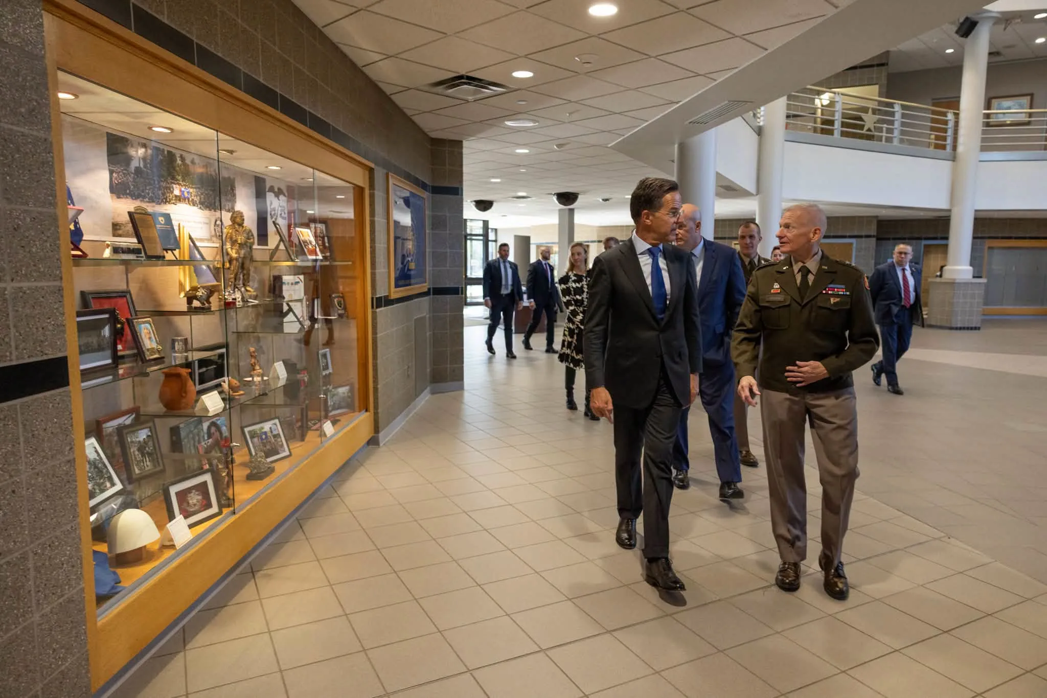Shefi i NATO-s, Mark Rutte, parakalon pranë figurës së Adem Jasharit në Iowa