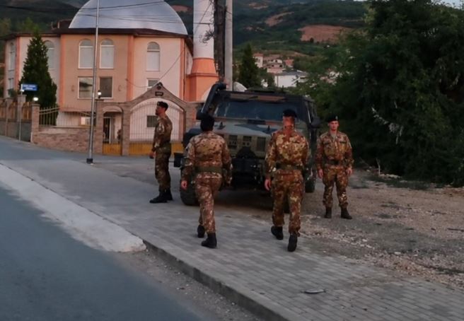 Ushtarët italianë të KFOR-it patrullojnë në Prizren –