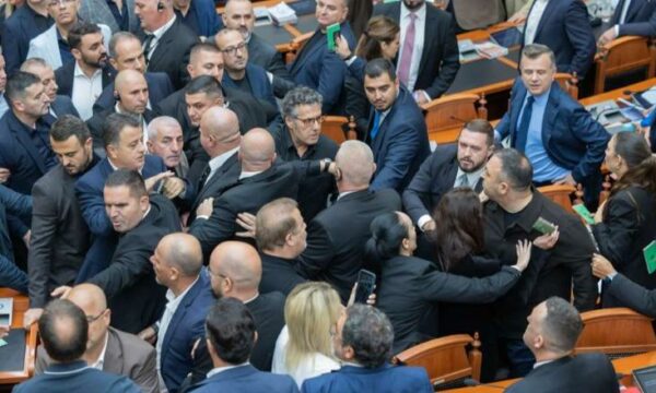 Tensionet në seancën e djeshme, përjashtohen për 60 ditë nga Kuvendi 6 deputetët e PD-së