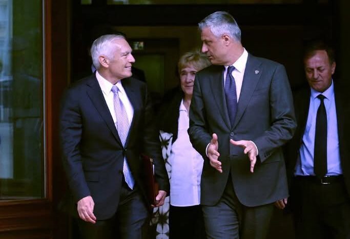 “Millosheviqi mendje gjenocidale”, Clark: Thaçi patriot, u kthye në Kosovë në kohë krize –