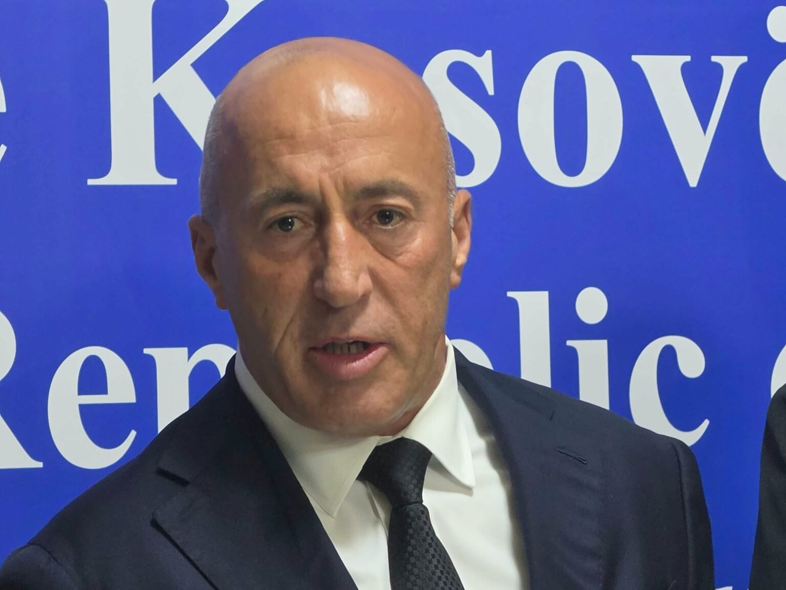 Haradinaj i drejtohet Kurtit: Po luan me nervat e njerëzve, kthehuni në Kuvend ta kryejmë ligjin –