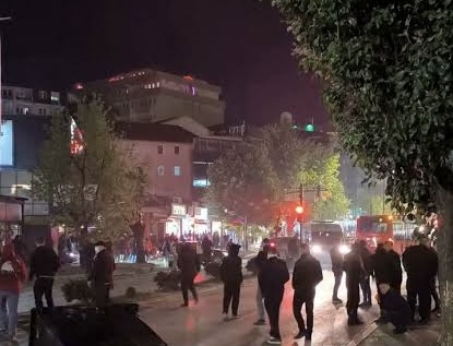 Protestuesi humb ndjenjat mes turmës, Njësia Speciale ndërhyn për t’i ardhur në ndihmë –