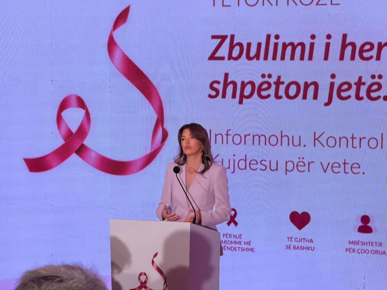 Haxhiu hap “Tetorin Rozë”: Diagnostikimi i hershëm është thelbësor në luftën kundër kancerit të gjirit