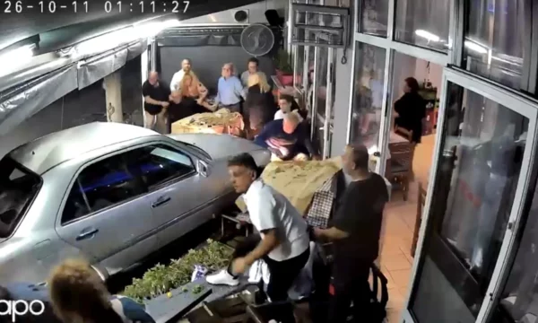 “Na shpëtuan vazot e luleve” – Shqiptari u fut i dehur me makinë në restorantin në Selanik