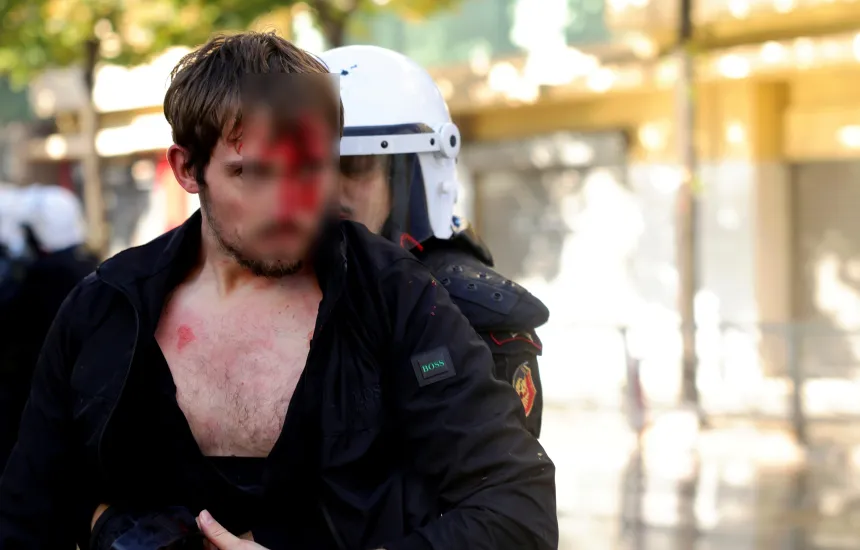 Protestat në Tiranë, gjykata cakton arrest shtëpiak për pesë protestues