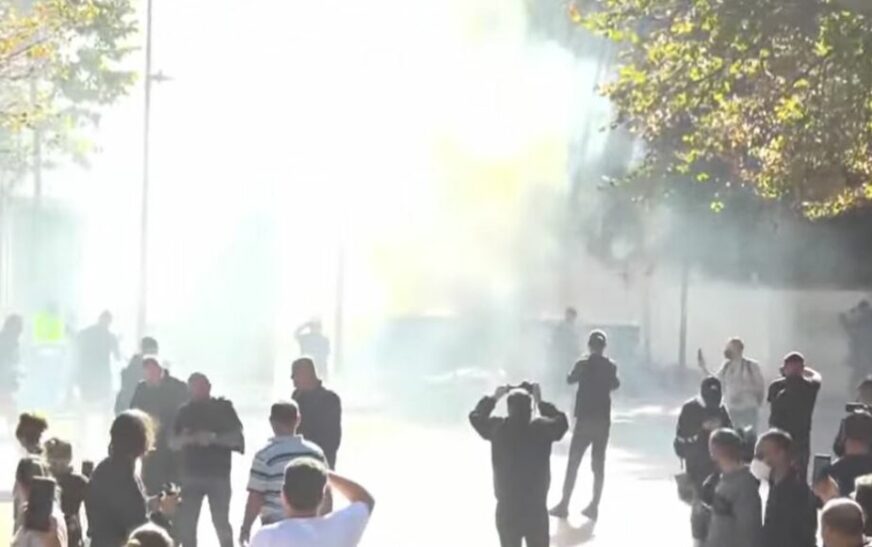 Policia nis shpërndarjen e protestuesve në Tiranë me ujë me presion dhe gaz lotsjellës