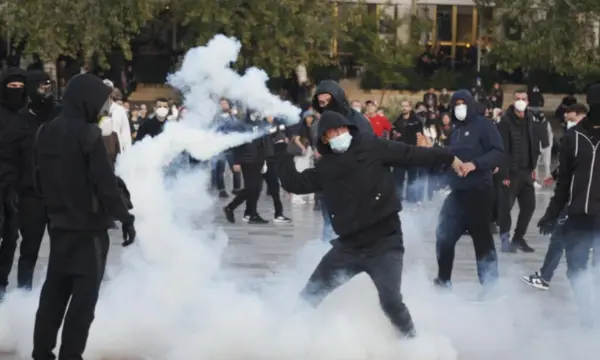 Protesta e sotme në Tiranë, policë e protestues të lënduar në sy po trajtohen në spitale