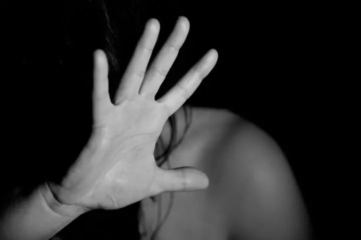 Dhunë fizike ndaj një gruaje në Viti, arrestohen bashkëshorti dhe vëllai i saj