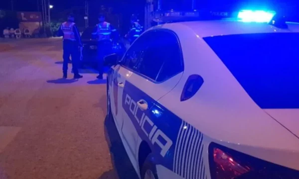 Ngjarje në Shqipëri- Gjermani i hedh benzinë makinës së 27-vjeçarit, plagos me thikë dy policë gjatë tentimit për ta arrestuar