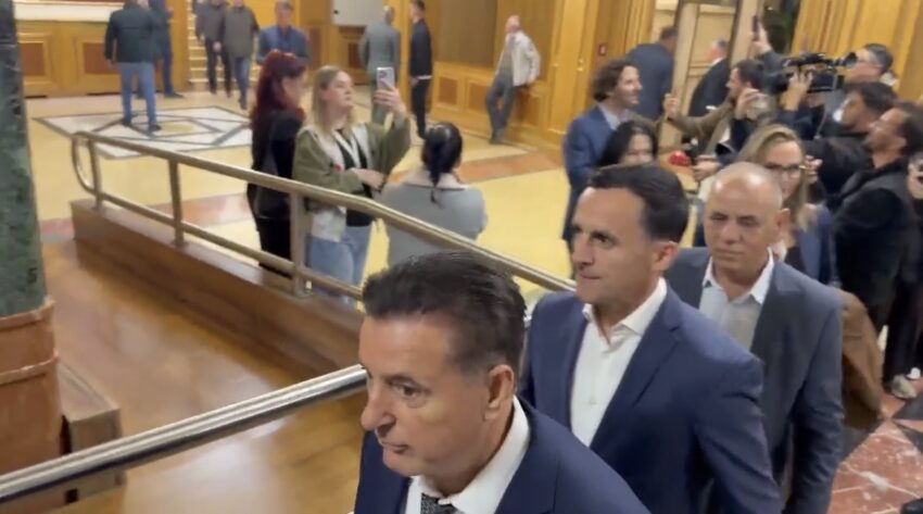 Deputetët nisin të mblidhen në Kuvend për seancë –