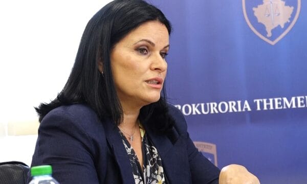 U suspendua që dështoi ta mbronte Arlinda Zekajn, ish-kryeprokurorja e Pejës do të marrë vetëm 50% të pagës